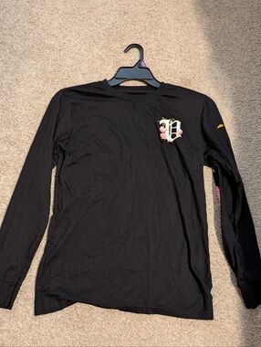 Black Long Sleeve Graphic Tee with Floral 'D' Accent